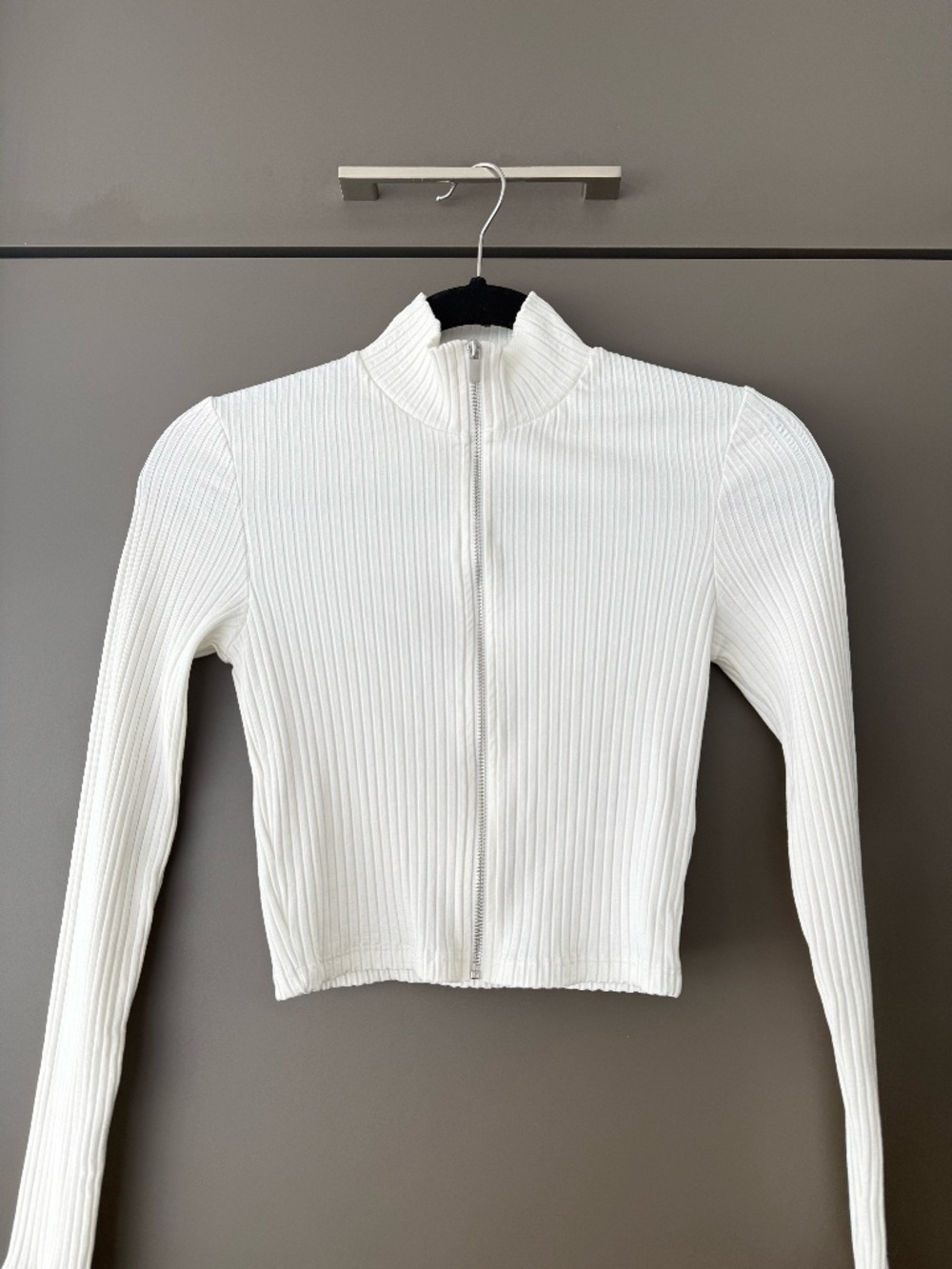 NWOT White Zip-Up Ribbed Long-Sleeve Top Y2K Top Size S Flattering Zip-Up Top